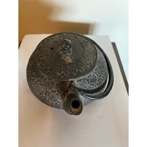 VINTAGE Signed Ueda Zo Cast Iron Teapot Floral Tripod JAPAN Tetsukyusu